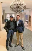  ??  ?? Schauspiel­er Terence Hill (links) mit Hoteldirek­tor Theodor Gandenheim­er im Hotel Drei Mohren.Holland: