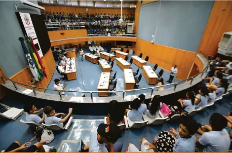  ?? Fotos: Anderson Coelho ?? Este ano, o concurso ‘Debatedore­s Mirins” aconteceu na Câmara de Vereadores; em pauta, o uso de celulares em sala de aula rendeu discussões animadas