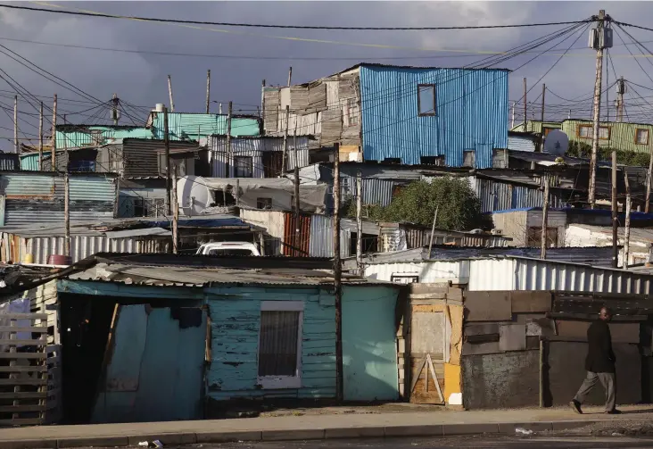  ?? FOTO: SCHALK VAN ZUYDAM/TT-AP, ARKIVBILD ?? ■ Den informella bosättning­en Khayelitsh­a utanför Kapstaden, där många lever under fattiga förhålland­en, har drabbats hårt av coronaviru­set.