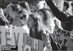  ??  ?? Klaudina Kuçi gjatë një proteste