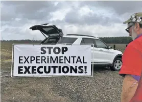  ?? KIM CHANDLER/THE ASSOCIATED PRESS ?? Anti-death penalty activists place signs along the road heading to Holman Correction­al Facility in Atmore, Ala., ahead of Thursday’s execution of Kenneth Eugene Smith with nitrogen gas, the first time the new method has been used in the United States.