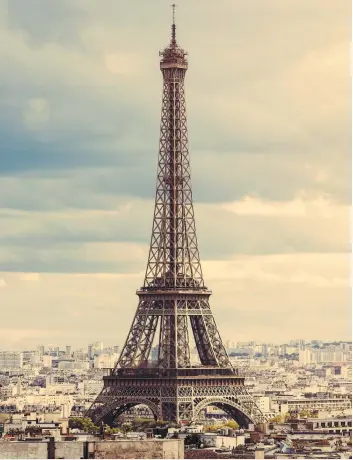  ??  ?? La tour Eiffel demeure l’un des monuments les plus visités au monde.