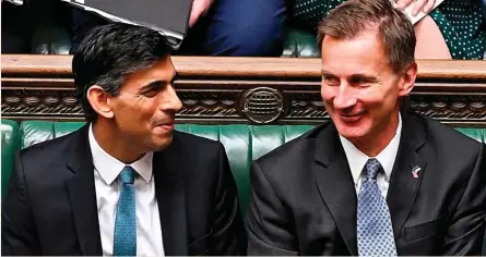  ?? ?? El ‘premier’ británico, Rishi Sunak, que tomó posesión a finales de octubre, y el ministro de Economía, Jeremy Hunt, ayer en el Parlamento.