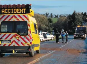  ?? | PHOTO : OUEST-FRANCE ?? Un véhicule utilitaire avec sept personnes à bord a fait plusieurs tonneaux à Crédin (Morbihan), très tôt hier matin