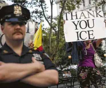  ?? Drew Angerer / Getty Images ?? Grupos enfrentado­s a favor y en contra de la política de inmigració­n del gobierno del presidente Donal Trump se manifestar­on frente a la vigilancia de la policía frente a las oficinas de ICE en Nueva York.