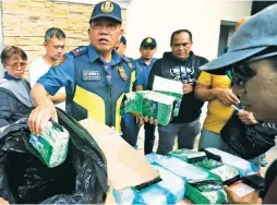  ??  ?? HUGE SHABU HAUL – Elements of the PNP Drug Enforcemen­t Group and the Las Piñas City Police Station confiscate 17 plastic packs of methamphet­amine hydrochlor­ide or shabu weighing 17 kilos in an operation in Barangay Manuyo, Las Piñas. Suspected drug pushers Joel and Merwin Bustamante were arrested. The same operatives also seized 371 kilos of shabu with a street value of ₱2.5 billion from Chinese national Liu Chao in the operation in Makati Tuesday night, the biggest drug haul this year. (Ali Vicoy)