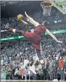  ?? FOTO: AP ?? Kevin Love, defendiend­o a Brown