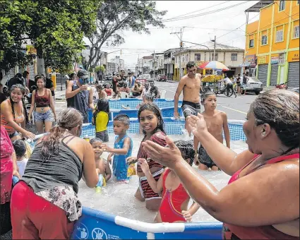  ?? Fotos: Archivo y Miguel Párraga / EXTRA ?? En los barrios, los moradores se divierten en familia y entre amigos. Quienes no viajan fuera de la ciudad buscan la forma de pasarla bien