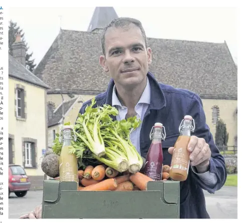  ??  ?? Benoît Jardin présente ses jus de légumes qui utilisent des matières premières bio.