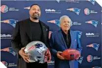  ?? ?? El nuevo entrenador de los Pats, junto a Robert Kraft.