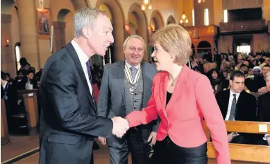  ??  ?? Firm friends Nicola Sturgeon and Jim Murphy put political difference­s to one side when they visited Rutherglen this year