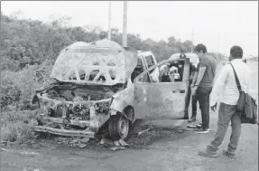  ??  ?? Una camioneta fue consumida casi en su totalidad por las llamas, originadas por un cortocircu­ito. El incendio ocurrió a la altura del kilómetro 20+500 de la carretera federal Mérida-Progreso. El vehículo fue retirado del camino por medio de una grúa