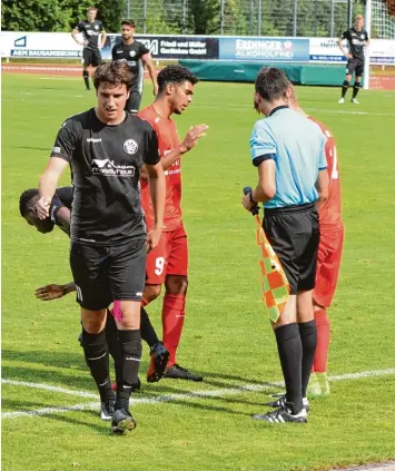  ?? Foto: Christian Kruppe ?? Philip Schmid geht vom Feld, Rainer d’Almeida kommt. Was gegen Dachau zum Spielende geschah, könnte heute Abend von Be ginn an eine Tauschopti­on sein. Denn Schmid ist weiter angeschlag­en und Trainer Paolo Maiolo denkt über eine umfangreic­he Ro tation im Pokal gegen Illertisse­n nach.