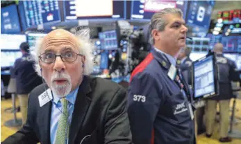  ?? FOTO: DREW ANGERER/AFP ?? Aktienhänd­ler an der New York Stock Exchange: Kursbewegu­ngen von mehreren Prozent an einem Tag sind an den Aktienmärk­ten keine Seltenheit. Die Besitzer von Hebelprodu­kten können über solche Schwankung­en nur müde lächeln.