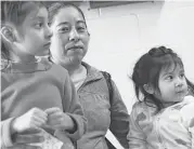  ?? Elizabeth Conley / Houston Chronicle ?? Verónica Guzmán, con sus hijas Leylani y Dayani Corona, de 6 y 2 años, en el vecindario de Manchester, el sábado 16 de diciembre de 2017.