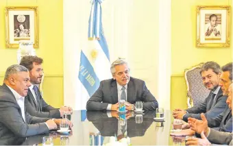  ??  ?? El presidente argentino, Alberto Fernández (c), recibió a dirigentes de la Conmebol y de la Asociación del Fútbol Argentino (AFA) para dialogar sobre la economía de los clubes. (EFE)