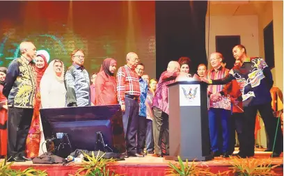  ??  ?? DILANCAR: Tun Taib dan Adenan bersama pemimpin-pemimpin lain menyempurn­akan pelancaran Program Lan Berambeh Anak Sarawak 2016 di PWTC, Kuala Lumpur.