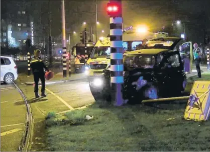  ?? FOTO: AP ?? Imagen del vehículo accidentad­o en el que viajaba Agüero en Ámsterdam. El argentino se fracturó una costilla.