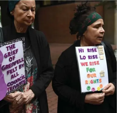  ?? CARL COURT/GETTY IMAGES ?? Two women decry the Grenfell fire outside a Kensington and Chelsea council meeting in London on June 29.