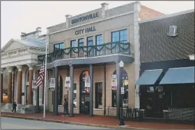  ?? NWA Democrat-Gazette/DAVID GOTTSCHALK ?? Bentonvill­e’s City Council sold City Hall at 117 W. Central Ave. to a company associated with the Walton family. The company will lease the building to the city for three years for free while plans for a new city hall are finalized.
