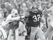  ?? HARRY CABLUCK/ASSOCIATED PRESS ARCHIVES ?? Franco Harris (32) of the Steelers scores on the famous “Immaculate Reception” to beat the Raiders in 1972.