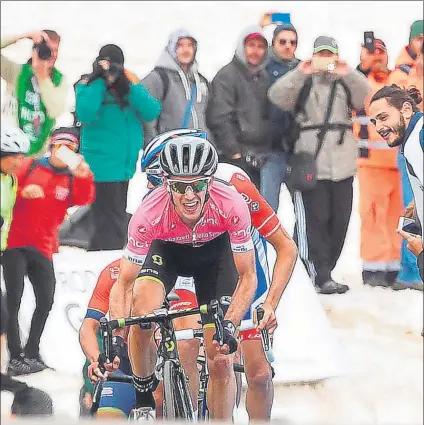  ?? FOTO: EFE ?? En el final del Gran Sasso Simon Yates logró su primera etapa y ya lanzó un aviso a navegantes que quería de todas todas la maglia rosa