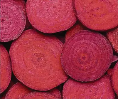  ?? Foto: Shuttersto­ck ?? Die Rote Bete wird für dieses Rezept in etwa 5 mm dicke Scheiben geschnitte­n und anschließe­nd zusammen mit den Zwiebeln im Ofen gegart.