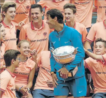  ?? FOTO: AP ?? Rafa Nadal, con la Copa de los Mosquetero­s festejando el triunfo junto a los recogepelo­tas del torneo de Roland Garros