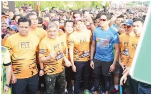  ??  ?? KHAIRY (tiga kanan) turut menyertai FitMalaysi­a Run 5KM.