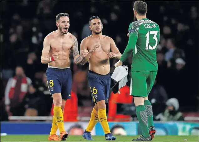  ??  ?? SUPERVIVIE­NTES. Tras el partido y con el subidón del 1-1, Saúl y Koke, tras lanzar sus camisetas a la afición, van a abrazarse con Oblak, uno de los héroes de la noche.