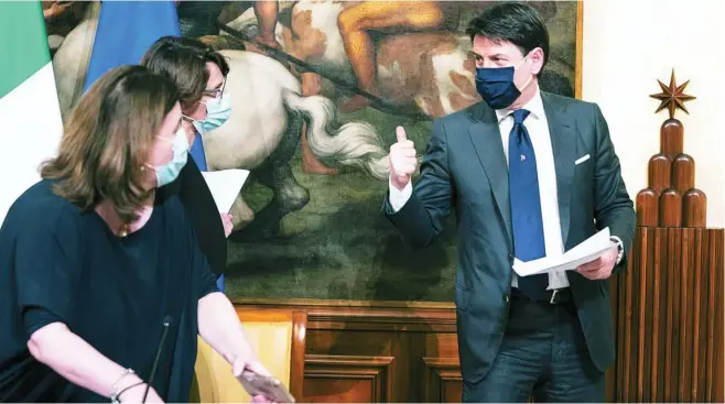  ?? EPA ?? El primer ministro italiano, Giuseppe Conte, tras el Consejo de Ministros del jueves en el Palacio Chigi