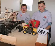  ?? FOTOS: UNTERNEHME­RSCHAFT NIEDERRHEI­N ?? Robert Janßen (16, links) und Wilko Westrink (16) aus Kalkar entwickelt­en einen automatisc­hen Siloschutz.