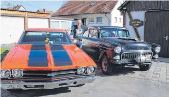  ?? FOTOS: JUTTA FREUDIG ?? Amerikanis­che Autos sind seine Leidenscha­ft: Michael Flum mit einem orangefarb­enen 1969er-Chevrolet El Camino und einem schwarzen Chevrolet Bel Air Gasser von 1955.