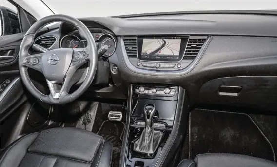  ??  ?? TRADICIONA­L El interior del Opel es más convencion­al, algo que para muchos puede ser una ventaja. No transmite tanta sensación de calidad como el 3008, pero también está muy equipado y ofrece un manejo sencillo.