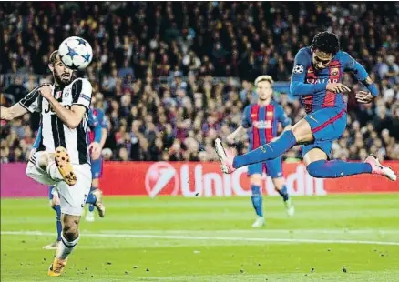  ?? EMILIO MORENATTI / AP ?? Chiellini intenta tapar un chut de Neymar que salió desviado, como la mayoría de los remates del Barça