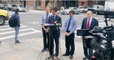  ?? EDWIN MARTÍNEZ ?? Los concejales Ydanis Rodríguez, Stephen Levin y Mark Treyger se apersonaro­n en el lugar donde murió arrollado, el sábado, Neftaly Ramírez.