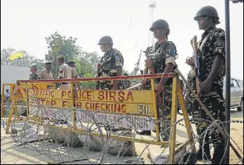  ?? SANJEEV KUMAR/HT ?? Police and paramilita­ry personnel deployed at the Shah Satnam Chowk during a search by security forces at the Dera Sacha Sauda headquarte­rs in Sirsa on Friday.