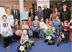  ?? FOTO: NN ?? Gewinner-Kinder und Bärbel Brosch vom Kindergart­en Löwenzahn, hinten Martina Scherbaum, Walter Janßen und die Eltern der Kinder.