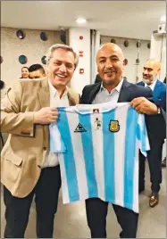  ?? FOTOS: TWITTER ?? Alberto Fernández llegó ayer a México, en donde estará cinco días. Lo recibieron con una pelota de fútbol y la réplica de la camiseta argentina de 1986.