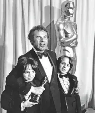  ??  ?? Фрагменти: Милош Форман на снимању филма Народ против Ларија Флинта (лево), са синовима Петром и Матејом на додели Оскара (у средини) и са Колином Фиртом и Мег Тили на снимању Валмонта (десно)