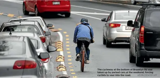  ?? KEVIN STENT/STUFF ?? The cycleway at the bottom of Brooklyn Rd was taken up by parked cars at the weekend, forcing cyclists to veer into the road.