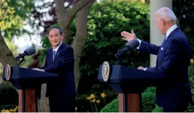  ??  ?? Conférence de presse à la Maison-Blanche le 16 avril tenue par le président américain Joseph
Biden et le Premier ministre japonais Yoshihide Suga.