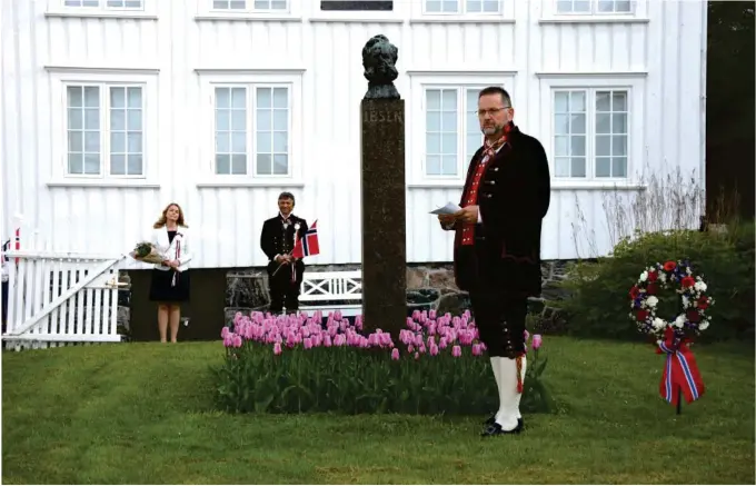  ??  ?? BEKRANSNIN­G: Stortingsr­epresentan­t Svein Harberg talte ved bysten av Henrik Ibsen på morgenen 17. mai.