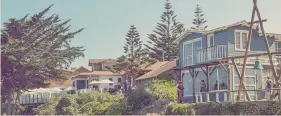  ?? Cerros, ?? Natura e vita urbana.
Sotto, il Parque Metropolit­ano, polmone verde di Santiago, con la sua piscina pubblica Tupahue. A destra, i celebri “ascensori” di Valparaíso, che consentono di spostarsi fra le 42 colline, della città