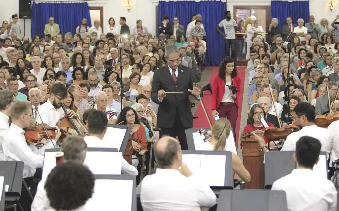  ??  ?? A Orquestra Sinfônica da Ufba, regida pelo maestro José Maurício Brandão, se apresenta durante o evento de posse do reitor e vice-reitor da instituiçã­o
