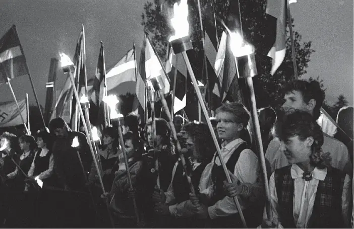  ?? FOTO: KSF MEDIA ARKIV ?? Jukka Rislakki skrev med stort engagemang från slutet av 1980-talet om de baltiska ländernas frihetskam­p. Bilden visar den människoke­dja som gick igenom och förenade de tre baltiska staterna i augusti 1989.