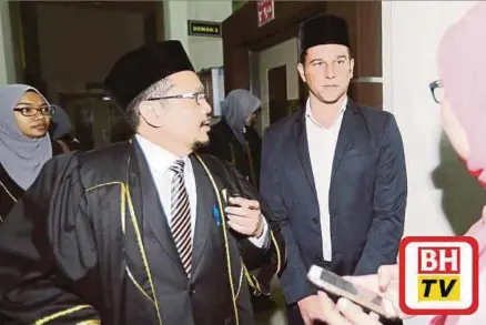  ?? [FOTO ROSLIN MAT TAHIR/BH] ?? Gavin (kanan) ketika tiba di Mahkamah Tinggi Syariah Shah Alam, semalam.