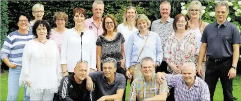  ?? BILD: PIET MEYER ?? Endlich wieder vereint: Von der Realschule Ofenerdiek trafen sich nach 37 Jahren (unten von links) Holger Stein, Manfred Cibotari, Peter Fredehorst, Torsten Wille, (Mitte von links) Ellen Hibbeler-Weiss, Sabine Siefken, Bärbel Alves, Katja Hilgen, Rita...