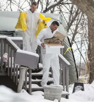  ?? BERNARD WEIL/TORONTO STAR ?? Forensic investigat­ors remove evidence from a Mallory Cres. home on Thursday.