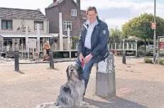  ?? RP-FOTO: BUSCH ?? Dietmar Brockes unternimmt gern Radtouren mit Hund Oskar – gern zum weißen Stein an der Grenze zwischen Brüggen und den Niederland­en.